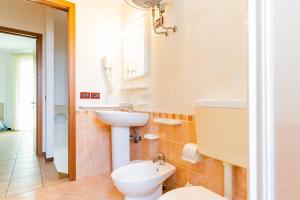 Koupelna v ubytování Villaggio Le Acacie + 35 fotografií