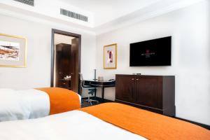 Una cama o camas en una habitación de Millennium Hotel Doha