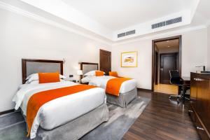 Una cama o camas en una habitación de Millennium Hotel Doha