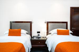 Una cama o camas en una habitación de Millennium Hotel Doha