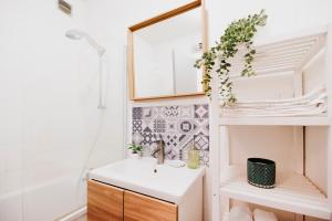 une salle de bain avec un lavabo et une douche dans l'établissement SPÉCIAL COUPLE & FAMILLE - Lit Queen Size - NETFLIX - Climatisation - Terrasse Plein Sud - 2 min Centre-Ville - 6 min Mer - Wifi 400 Mbits Parking privé - OFFRE SPÉCIALE, à La Londe-les-Maures