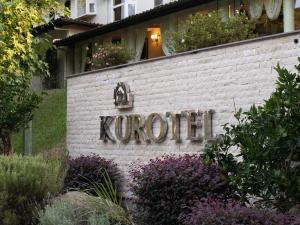 a brick wall with a sign that reads koln at Kurotel Centro Contemporâneo de Saúde e Bem Estar in Gramado