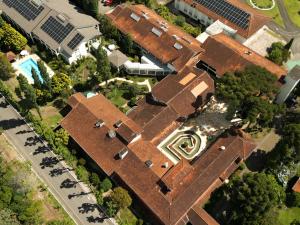 an overhead view of a large brick building at Kurotel Centro Contemporâneo de Saúde e Bem Estar in Gramado