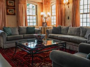 a living room with couches and a coffee table at Kurotel Centro Contemporâneo de Saúde e Bem Estar in Gramado