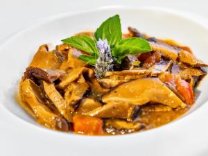 a bowl of chicken curry with a green leaf on top at Kurotel Centro Contemporâneo de Saúde e Bem Estar in Gramado