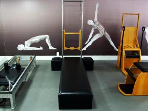 a gym with a black slide and people on the wall at Kurotel Centro Contemporâneo de Saúde e Bem Estar in Gramado