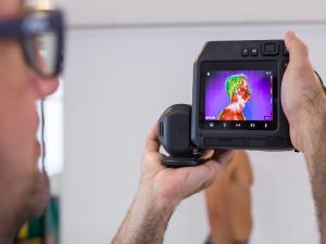 a man taking a picture with a video camera at Kurotel Centro Contemporâneo de Saúde e Bem Estar in Gramado