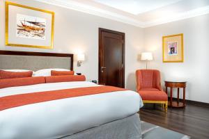 Una cama o camas en una habitación de Millennium Hotel Doha