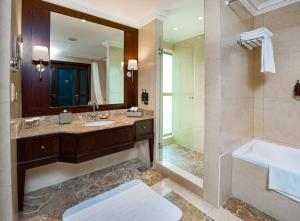 Un baño de Millennium Hotel Doha