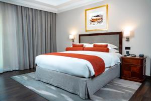 Una cama o camas en una habitación de Millennium Hotel Doha