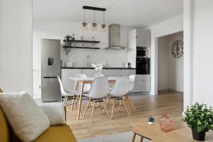 eine Küche und ein Esszimmer mit Tisch und Stühlen in der Unterkunft Magnifique Chambre dans une collocation design in Rouen