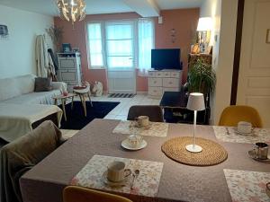 ein Wohnzimmer mit Tisch und Couch in der Unterkunft CHEZ ISA chambre chez l'habitant Antoine in Montlouis-sur-Loire