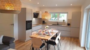 a kitchen and dining room with a table and chairs at Ferienwohnung MB in Sundhausen