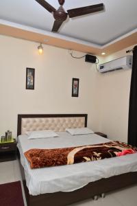 a bedroom with a bed and a ceiling fan at Thapliyal Homestay in Rishīkesh