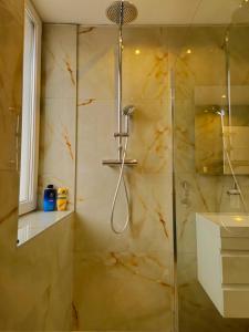 une salle de bain avec douche et lavabo dans l'établissement Apartman Trg 892, à Livno