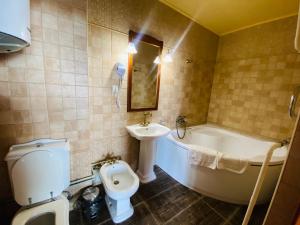 Koupelna v ubytování Intourist-Zakarpattia Hotel + 18 fotografií