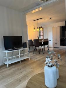 a living room with a television and a table with chairs at Ferienhaus Schmuckstück in Schiltach