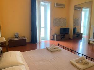 una camera da letto con un letto e due asciugamani di B&B Rosita a Patti