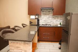 Η κουζίνα ή μικρή κουζίνα στο Falcon Lodge PK