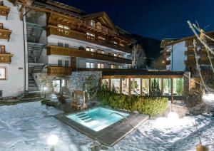 Bazén v ubytování Hotel Gran Paradis nebo v jeho okolí
