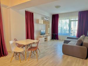 Et tv og/eller underholdning på Acqua Santa Summerland Apartments