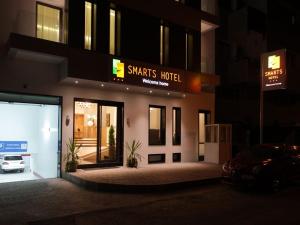 un hotel inteligente con un coche aparcado delante de él en Smarts Hotel Agdal Rabat, en Rabat