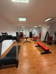 a gym with several treadmills and a treadmill at Apartament Rodzinny Zielone Tarasy in Skorka