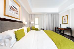 Una cama o camas en una habitación de Millennium Hotel Doha