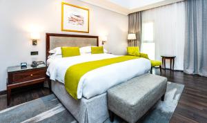 Una cama o camas en una habitación de Millennium Hotel Doha