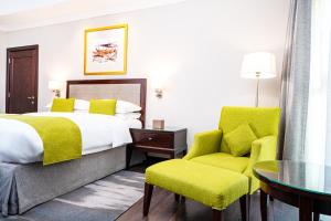Una cama o camas en una habitación de Millennium Hotel Doha