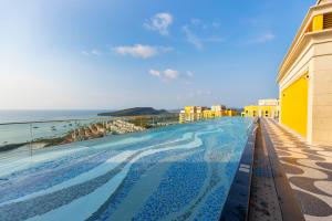 Piscina di LYNS Apartment - Ocean View with Infinity Pool &Firework o nelle vicinanze