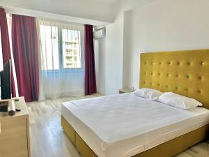 En eller flere senge i et værelse på Acqua Santa Summerland Apartments