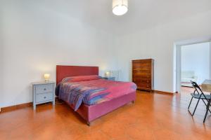 Un dormitorio con una cama y una mesa y sillas. en Lavinia's Apartment at Colosseo, en Roma