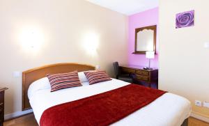 Postel nebo postele na pokoji v ubytování Hotel Cheval De Bronze