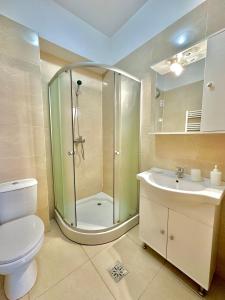 Et badeværelse på Acqua Santa Summerland Apartments + 1 billede