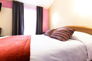 Postel nebo postele na pokoji v ubytování Hotel Cheval De Bronze