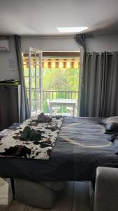 Łóżko lub łóżka w pokoju w obiekcie studio agay a 2 pas des plages