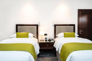 Una cama o camas en una habitación de Millennium Hotel Doha