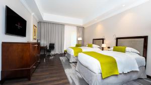 Una cama o camas en una habitación de Millennium Hotel Doha