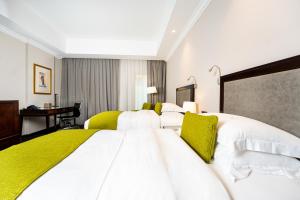 Una cama o camas en una habitación de Millennium Hotel Doha