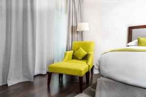 Una cama o camas en una habitación de Millennium Hotel Doha