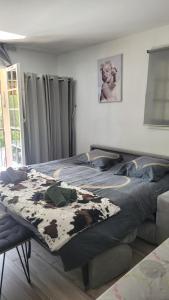 Łóżko lub łóżka w pokoju w obiekcie studio agay a 2 pas des plages