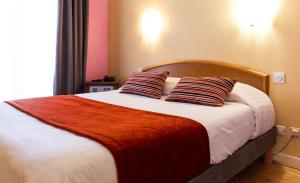 Postel nebo postele na pokoji v ubytování Hotel Cheval De Bronze
