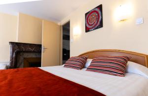 Postel nebo postele na pokoji v ubytování Hotel Cheval De Bronze