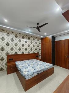 リシケーシュにあるHotel Rishikesh laxman jhula View By The Premium Villaのベッドと天井扇風機のある寝室
