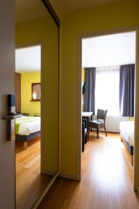 Postel nebo postele na pokoji v ubytování Hotel Cheval De Bronze