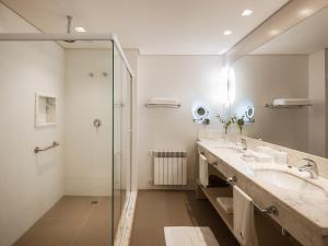 a bathroom with two sinks and a shower at Kurotel Centro Contemporâneo de Saúde e Bem Estar in Gramado
