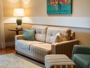 a living room with a couch and a lamp at Kurotel Centro Contemporâneo de Saúde e Bem Estar in Gramado