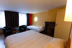 Postel nebo postele na pokoji v ubytování Hotel Cheval De Bronze