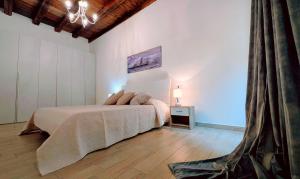 イグレージアスにあるMeli4Retreat Beach, Mountain & Historyのベッドとシャンデリアのある寝室